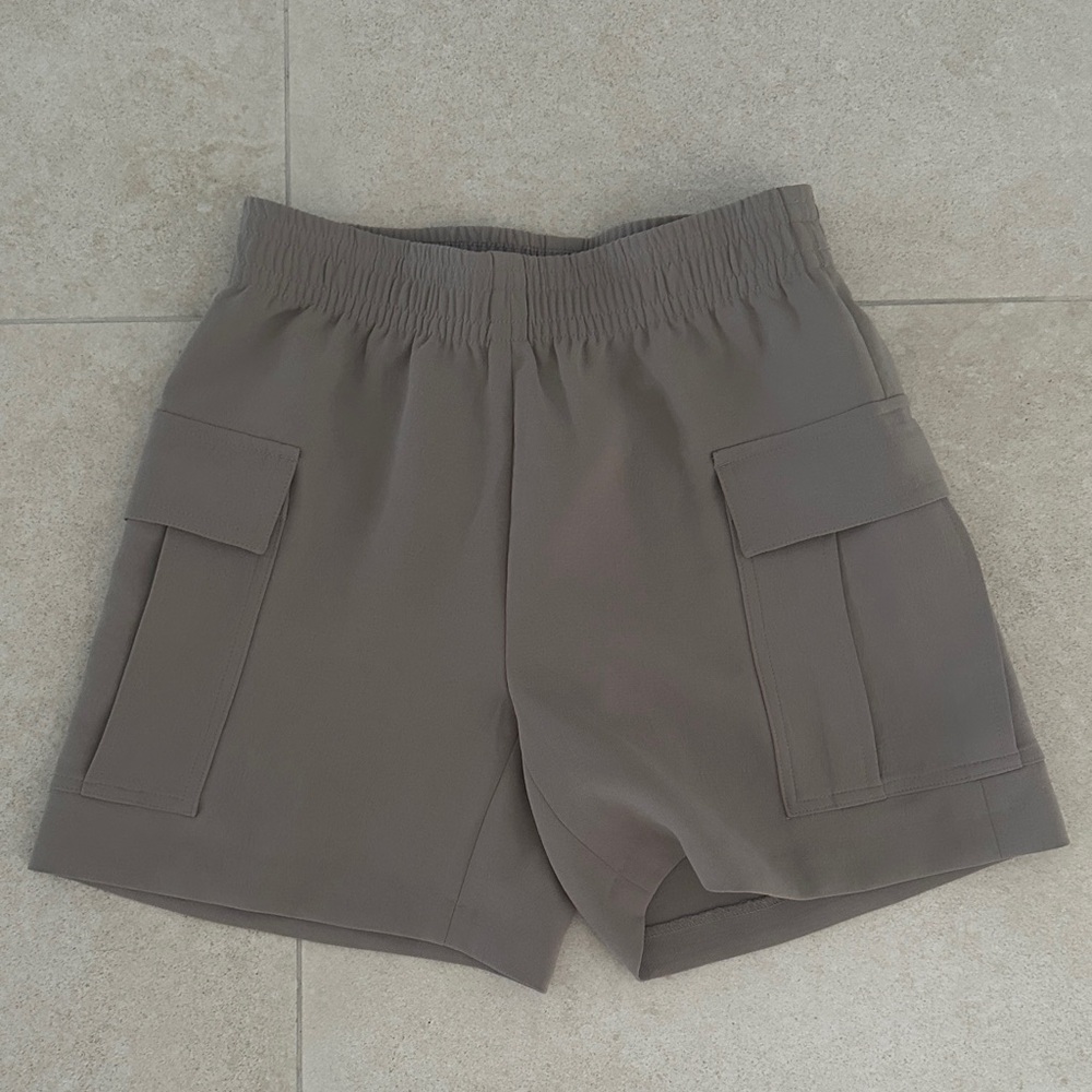 Aritzia Crepette Cargo Pocket Shorts in Taupe